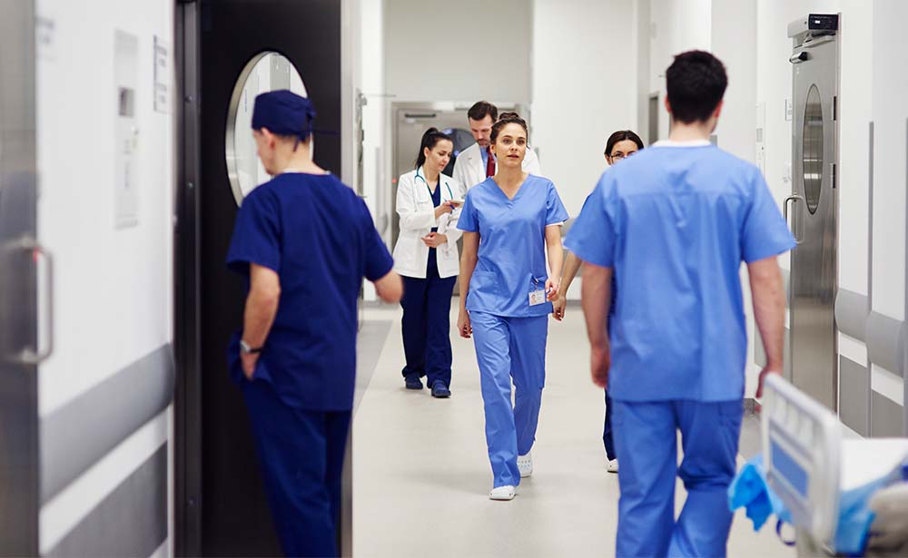 Médecins, infirmiers et professionnels de la santé dans le corridor d'un hôpital